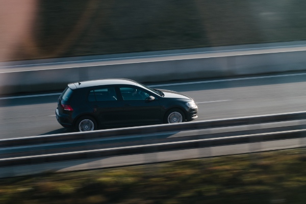 VW Golf preto a circular em alta velocidade numa estrada