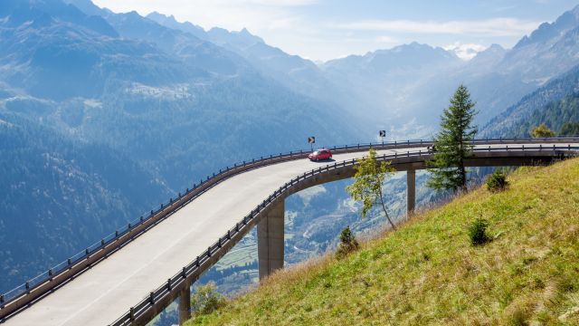 Fahrzeugüberführung in die Schweiz: Was Sie beachten sollten