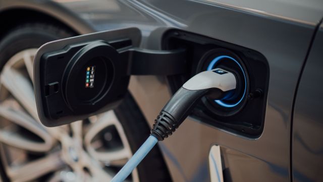 E-Fahrzeuge transportieren: Tipps & Herausforderungen