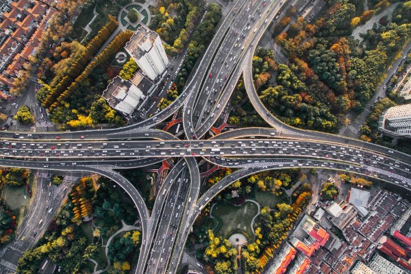 Luftaufnahme eines gro&szlig;en Autobahnkreuzes mit dichtem Verkehr
