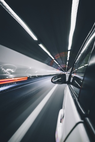 Blick aus einem fahrenden Auto durch einen Tunnel mit Bewegungsunsch&auml;rfe