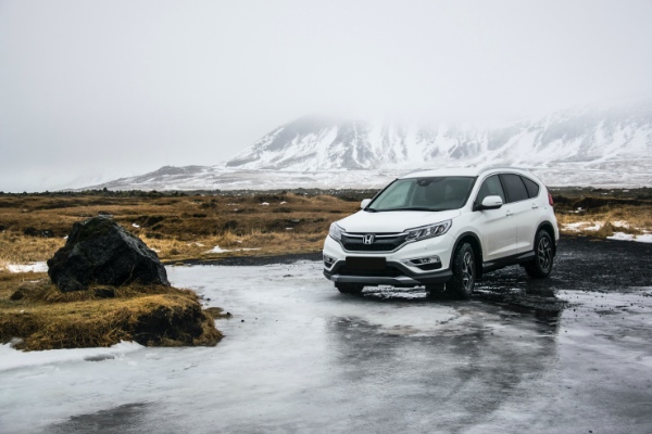 Wei&szlig;er Honda-SUV in einer verschneiten Berglandschaft