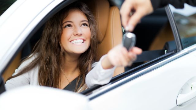 E-car delivery: the new car arrives at the front door