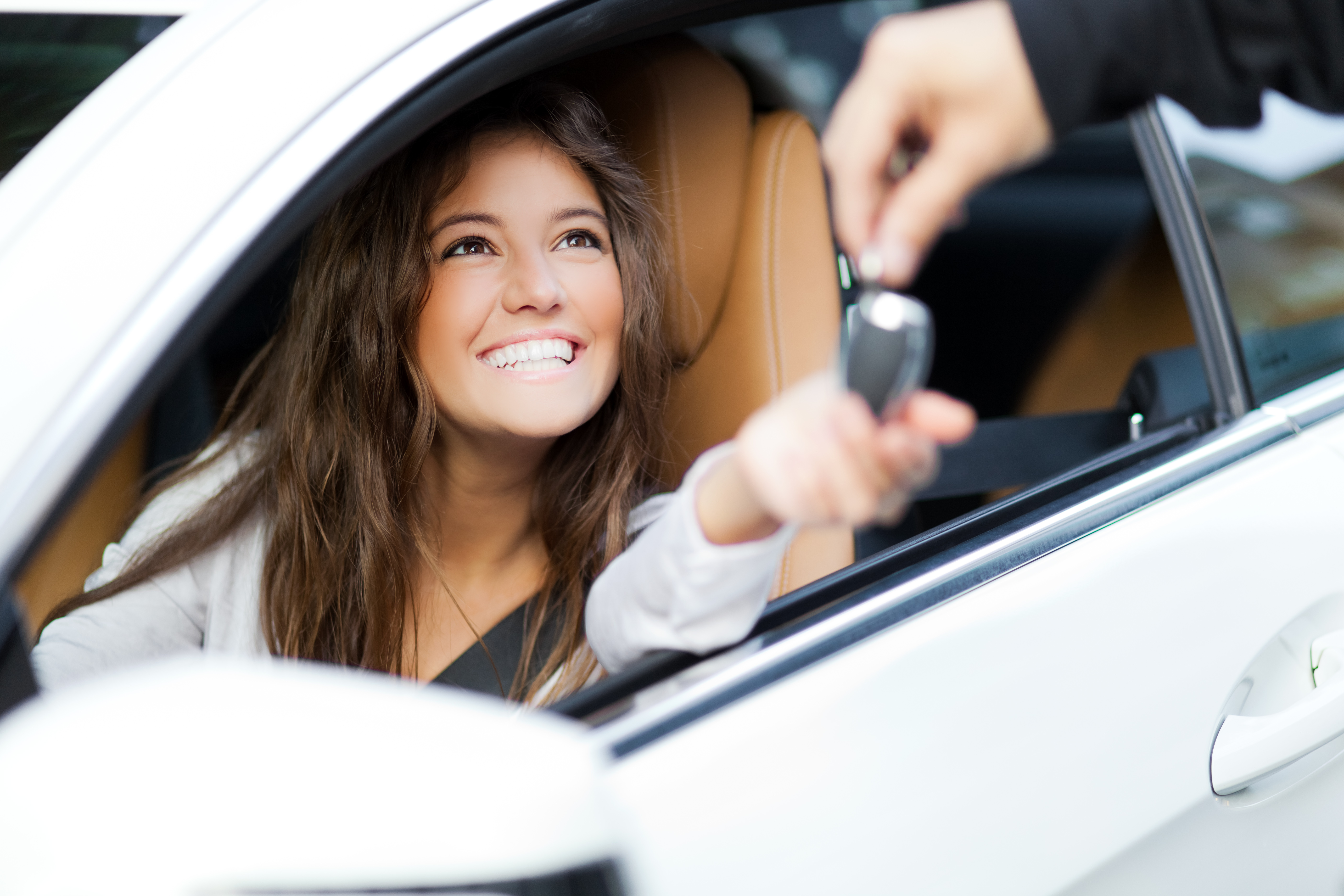 E-car delivery: the new car arrives at the front door