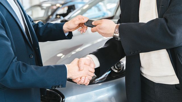 Livraison de voitures électriques : la voiture neuve arrive à la porte de la maison