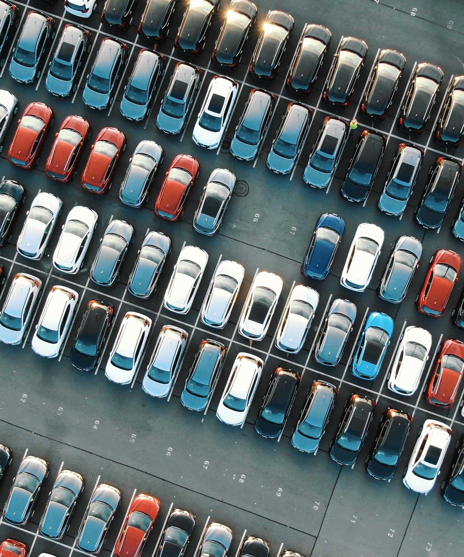 Luftaufnahme eines Parkplatzes mit dicht gereihten Fahrzeugen
