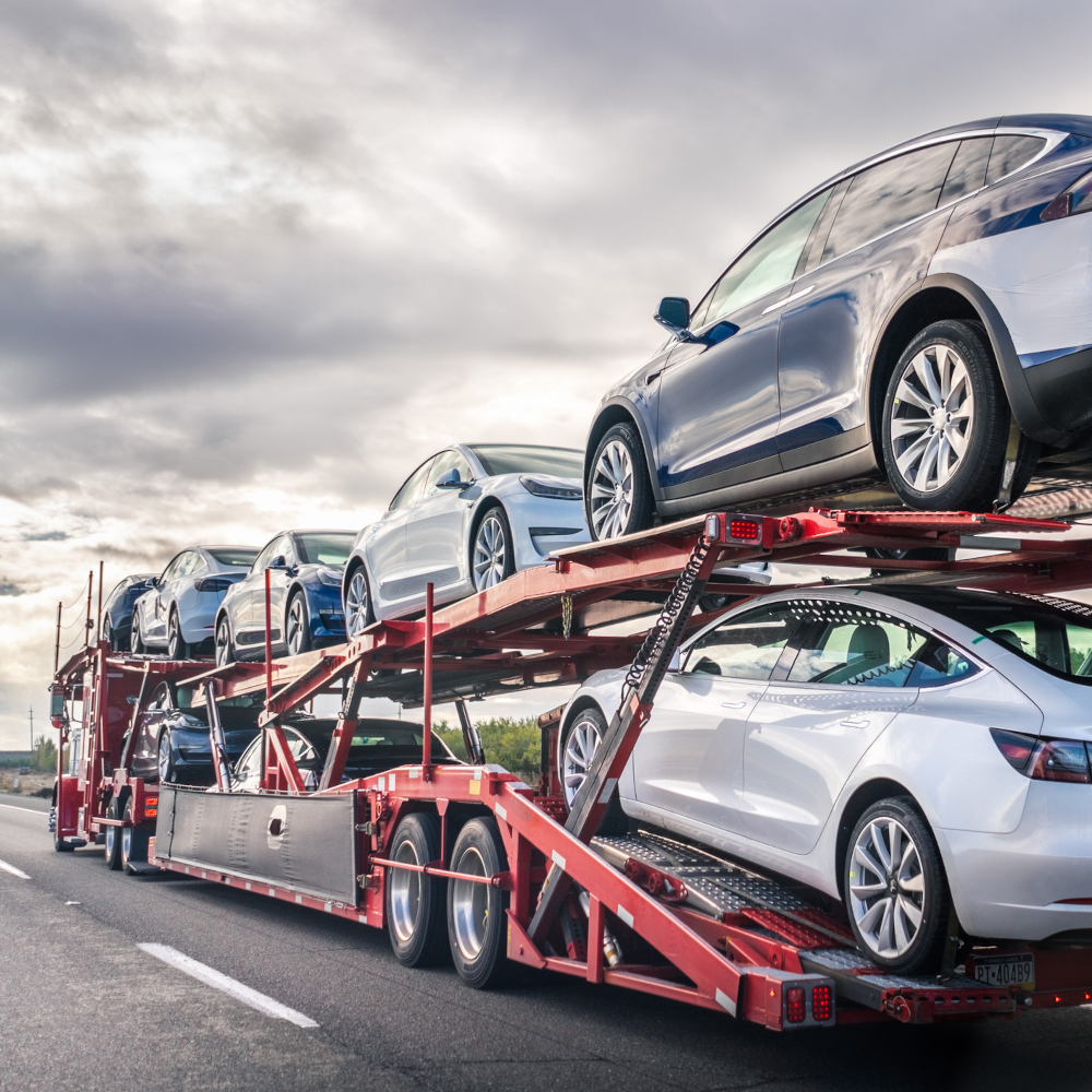 Autotransporter mit zwei Etagen voll beladen mit Neuwagen auf der Autobahn